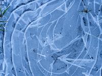 Kreismuster und Strahlen in milchiger Eisschicht